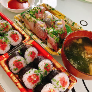 お寿司の並ぶ食卓